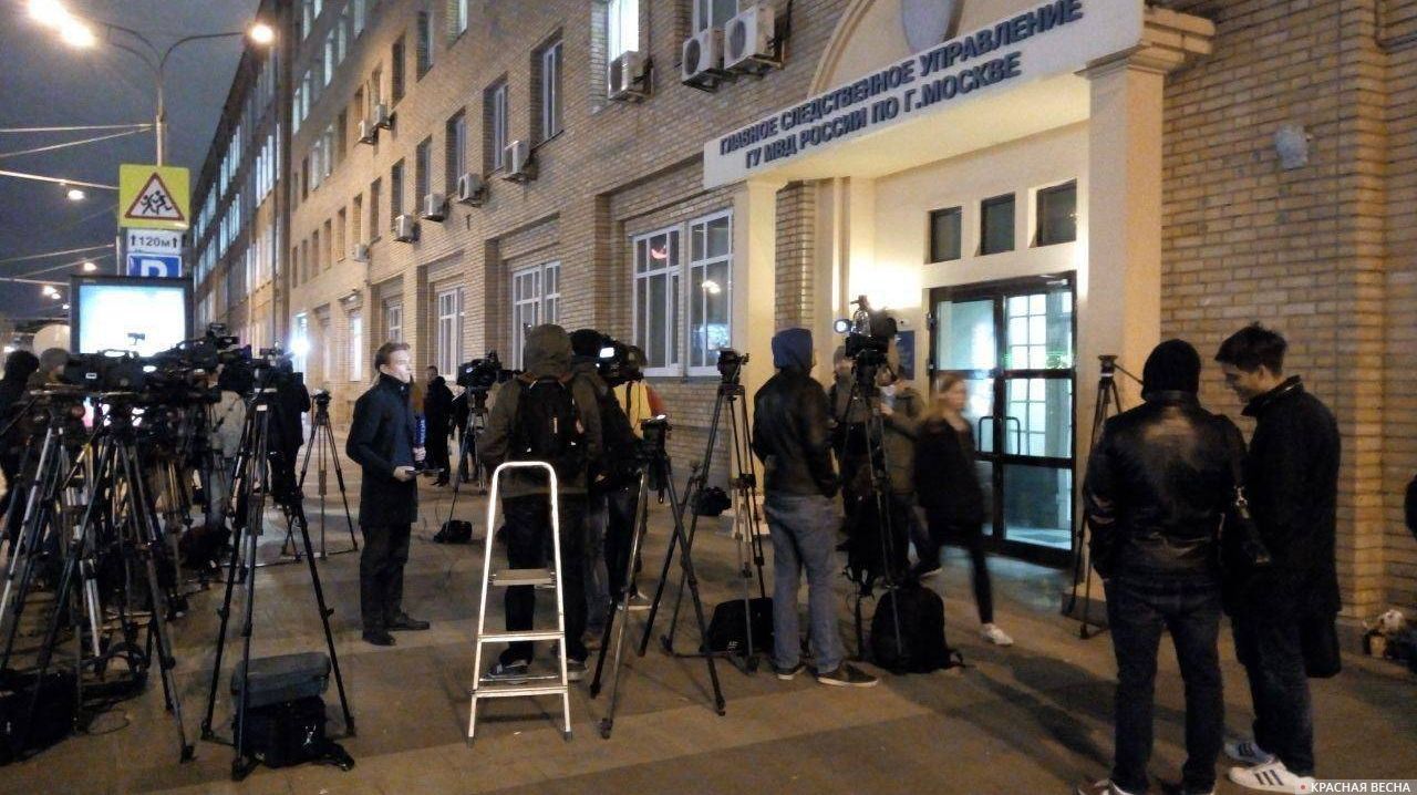 Событие 4 новости. Журналисты ждут. Мамаев журналист.