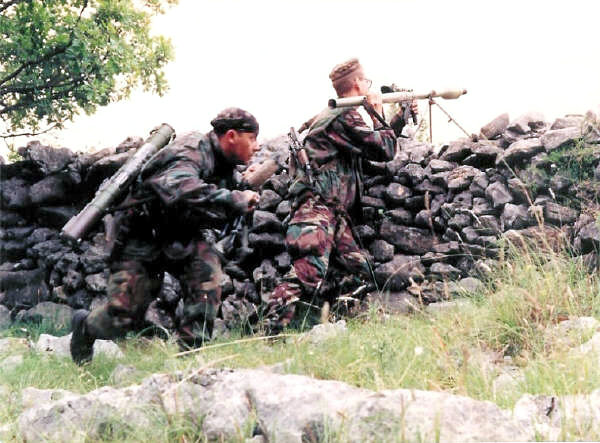 Хорватские солдаты готовятся открыть огонь по сербскому танку. 1992