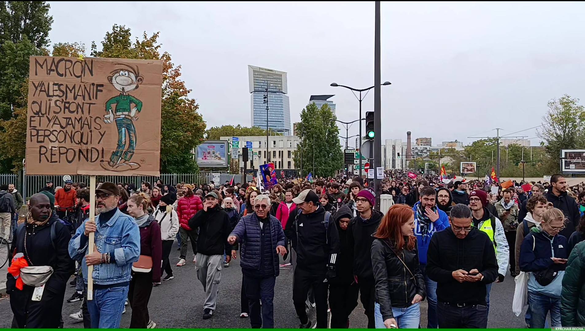 Надпись на плакате: «Макрон, манифестации идут, а никто на них не отвечает!»