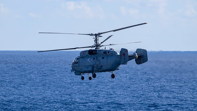 Вертолетчики Северного флота отработали посадку на палубу тяжелого атомного ракетного крейсера в Баренцевом море