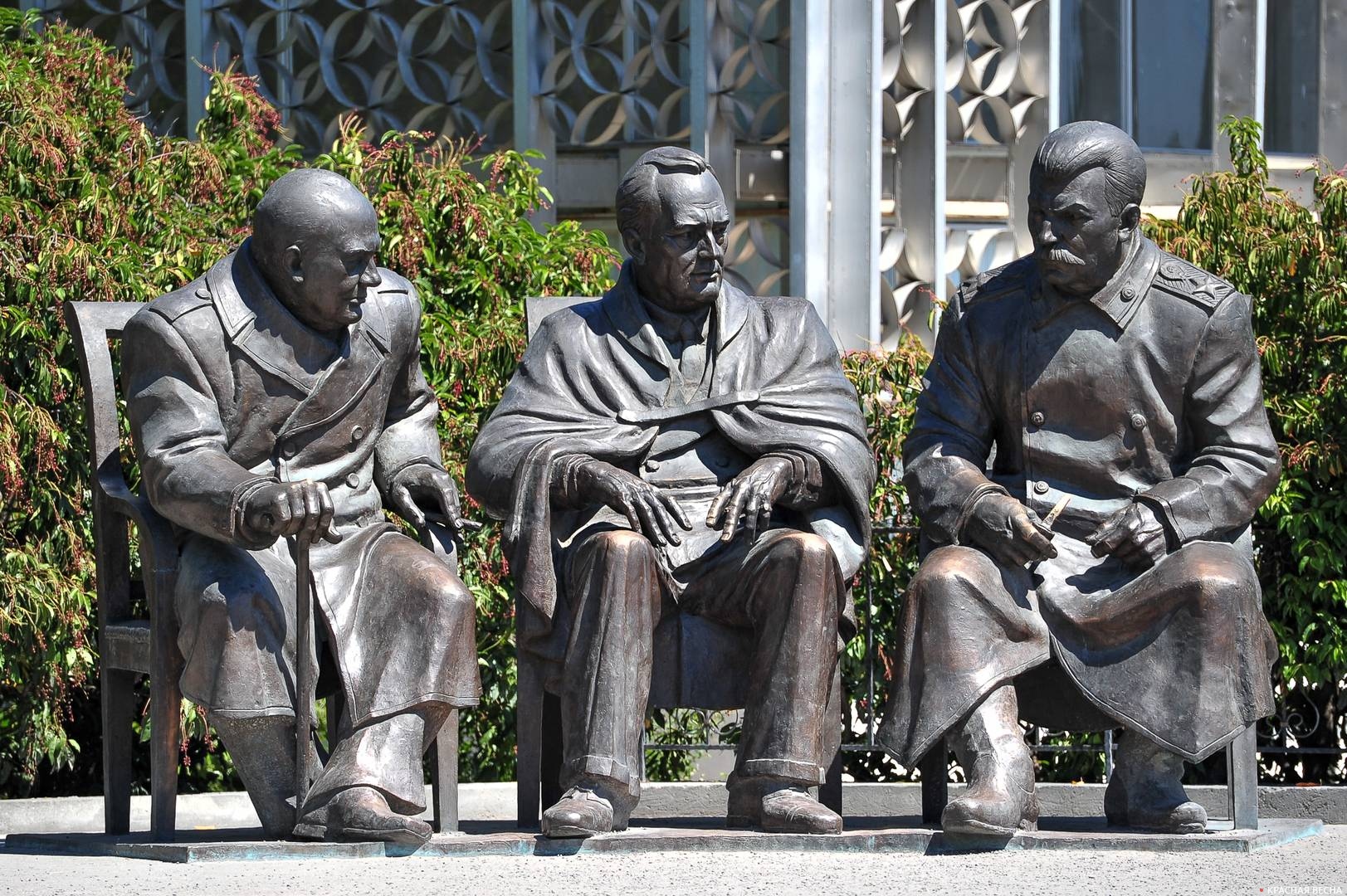 Памятник Сталину, Рузвельту и Черчиллю, создателям ялтинского мира