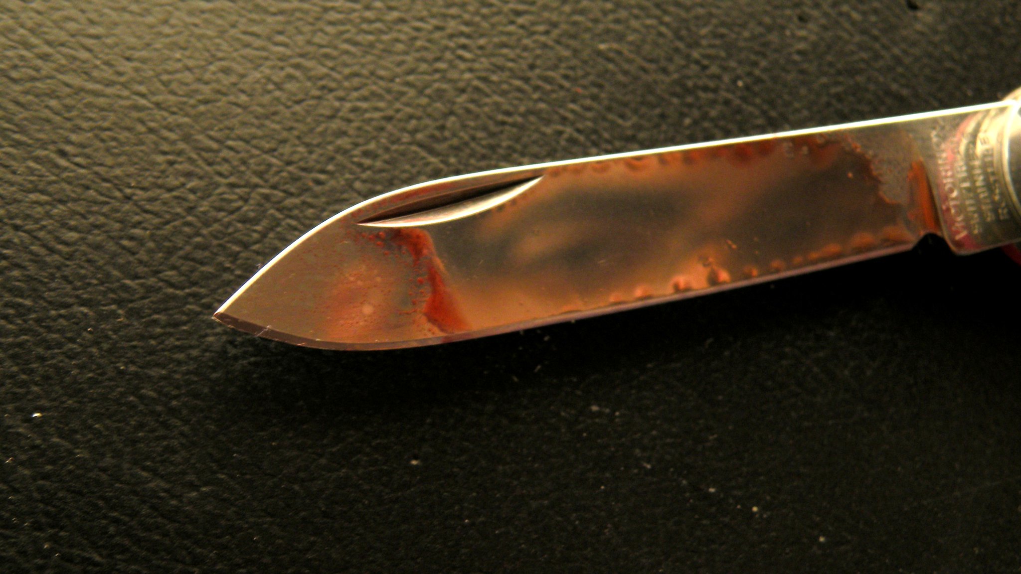 Окровавленный нож