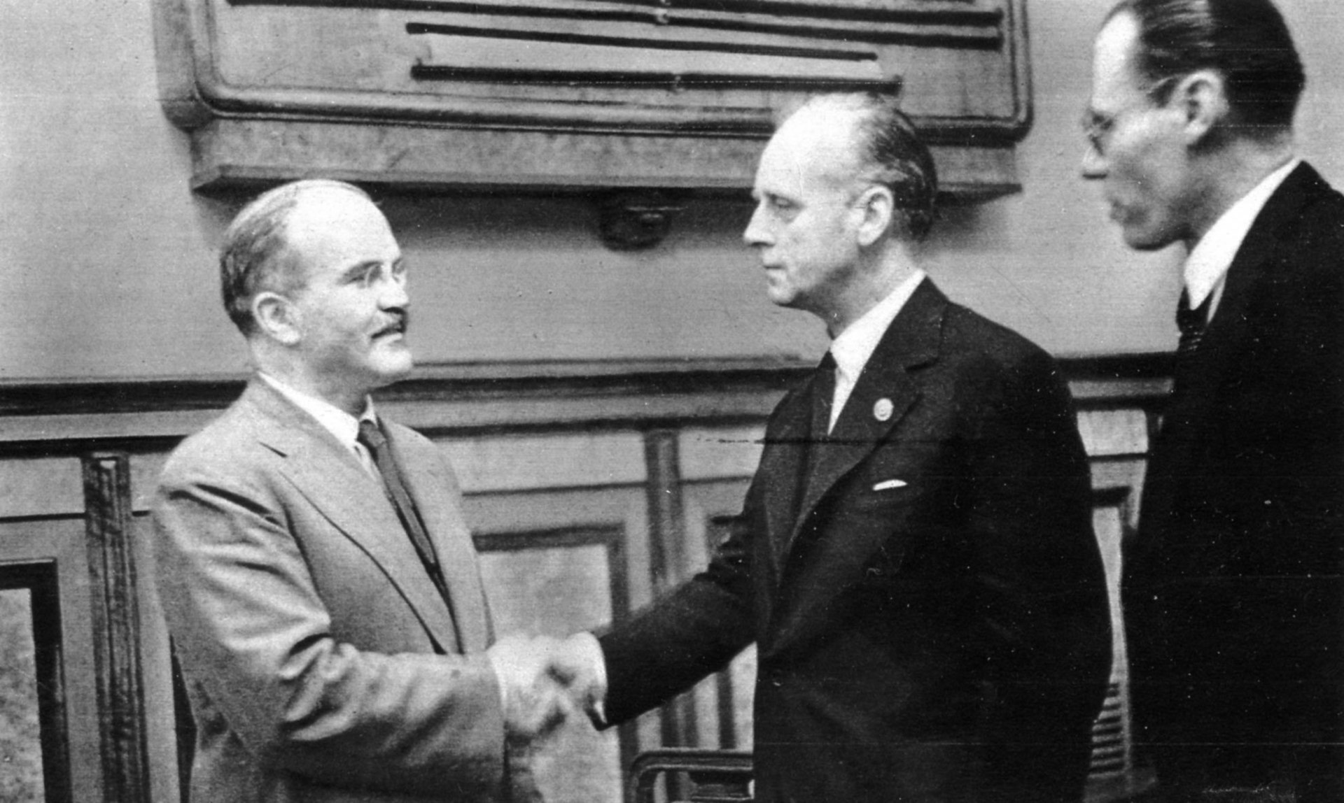 В. Молотов и И. фон Риббентроп пожимают руки после подписания пакта