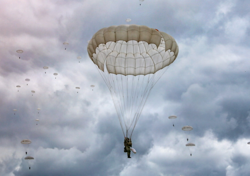 Более 500 прыжков с парашютом за один день совершили десантники Псковского гвардейского соединения ВДВ