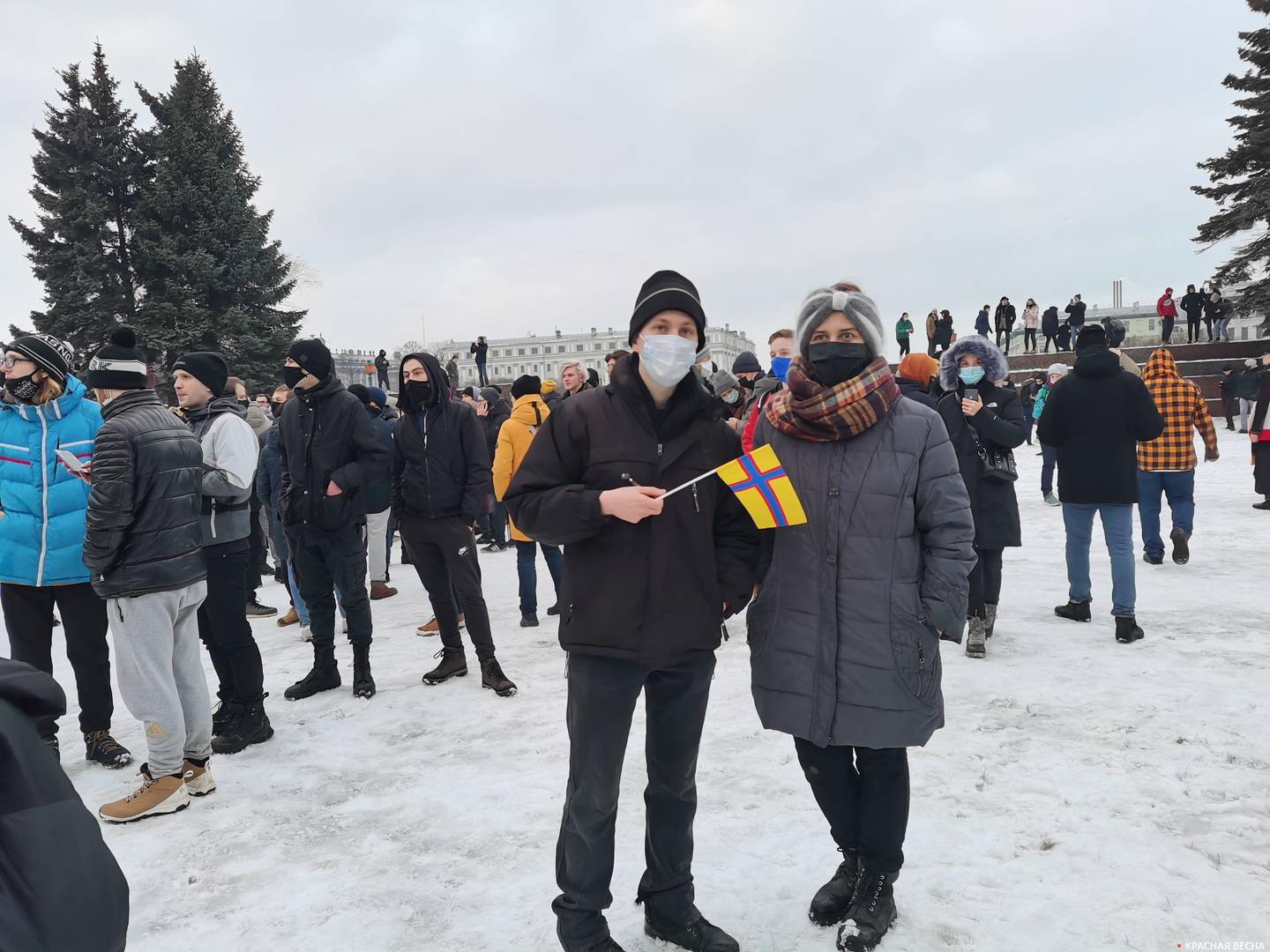 Сторонники отделения Санкт-Петербурга и Ленобласти от России позируют с флагом Ингерманландии в руках