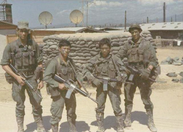 Воины дегары/монтаньяры с солдатами армии США во время Вьетнамской войны