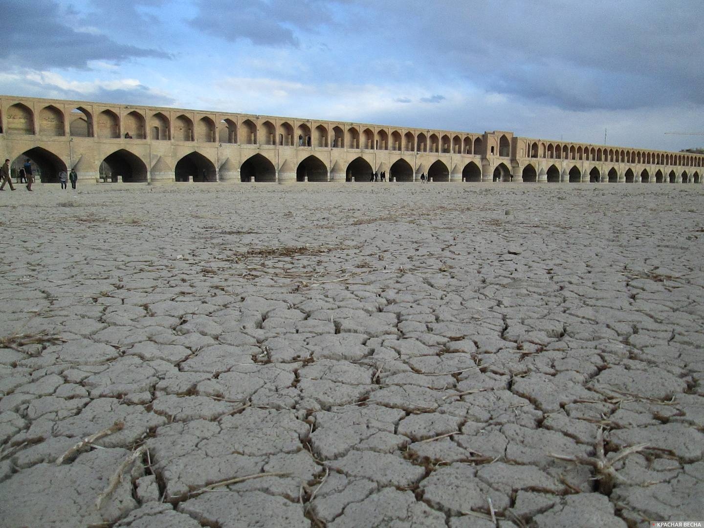 Река Заянде, вид на мост Си-о-се, г. Исхафан, Иран