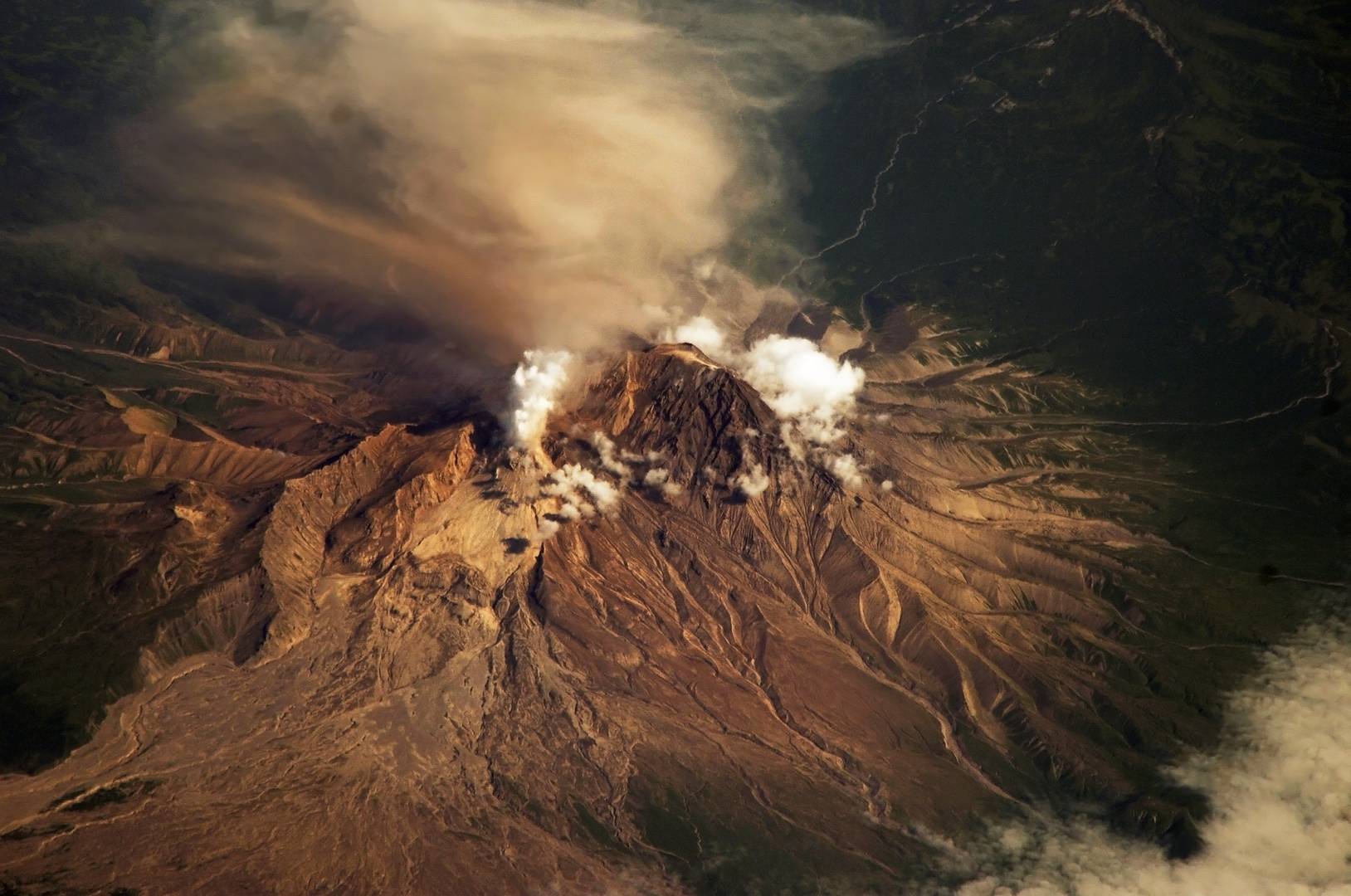 Вид на вулкан Шивелуч из космоса.