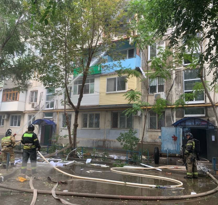 Тушение пожара в жилом доме № 38 на улице Адмирала Нахимова в Астрахани