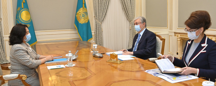 Директор Института языкознания Анар Фазылжанова и президент Казахстана Касым-Жомарт Токаев