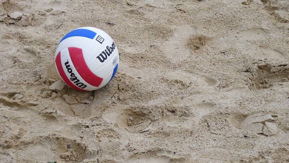 Мяч на песке