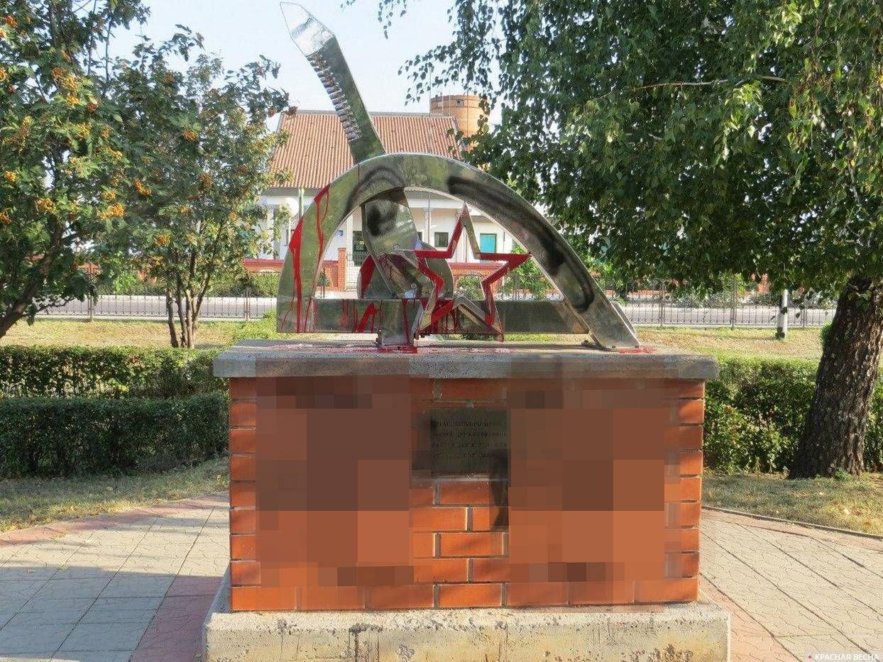 «Памятник итальянским оккупантам» в центре города Россошь Воронежской области со свастиками, нарисованными местными жителями