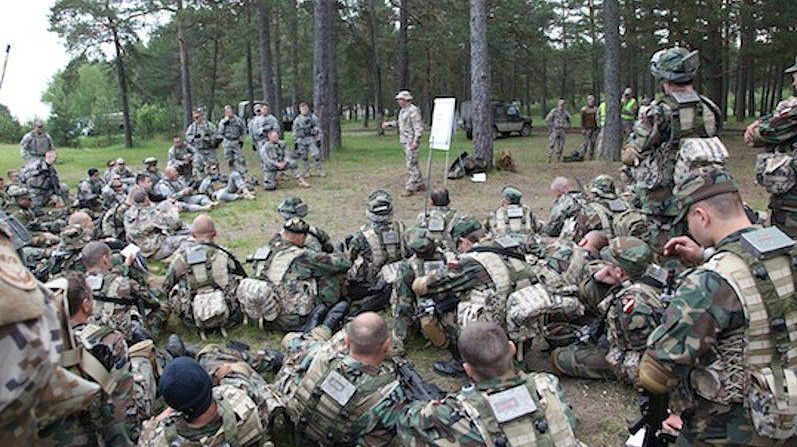 Солдаты Латвии и США в Малом Адажи, Латвия, 12 июня 2012 года