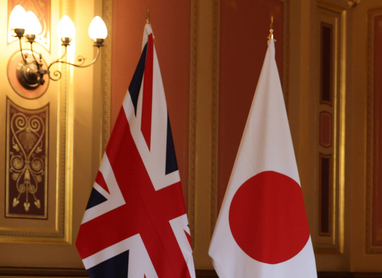 Флаги Великобритании и Японии