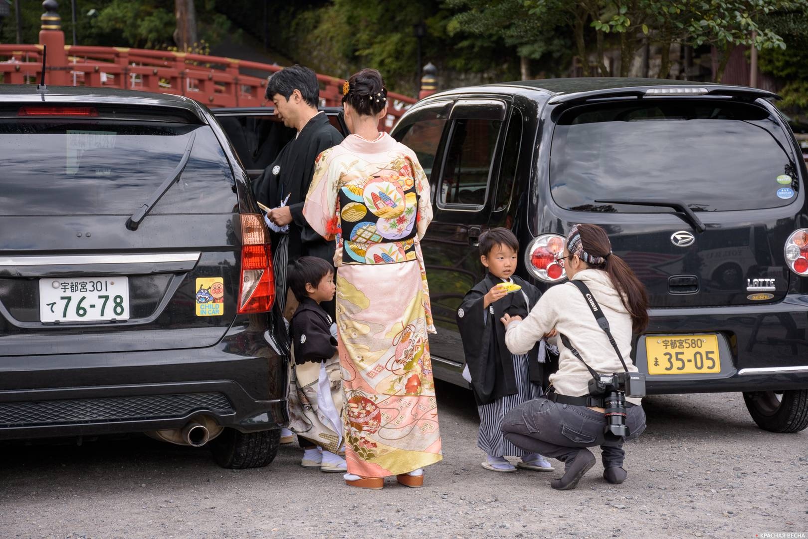 Японская семья в традиционной одежде, Никко, Япония 31.10.2016