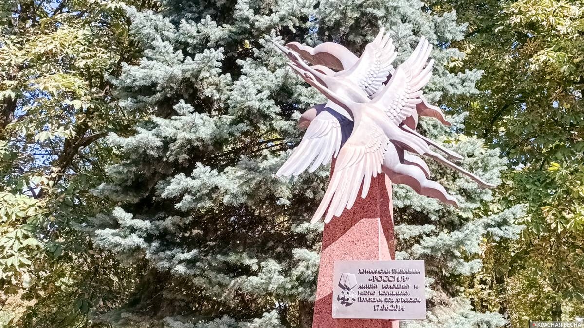 Памятник погибшим журналистам А. Волошину и И. Корнелюку в ЛНР 17 июня 2014г. Луганск