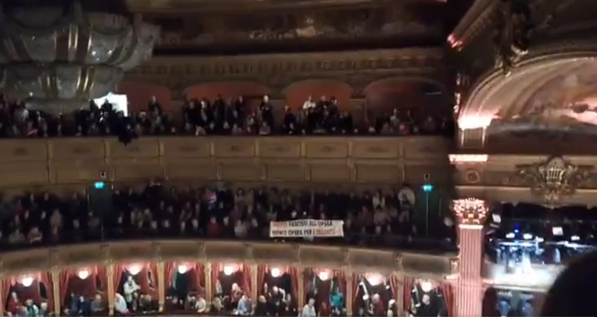 Акция антифашистов в опере Ниццы. 31 декабря 2023 года
