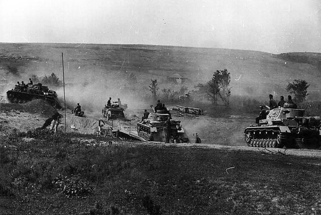 Танки немецкой 16-й танковой дивизии движутся на Сталинград