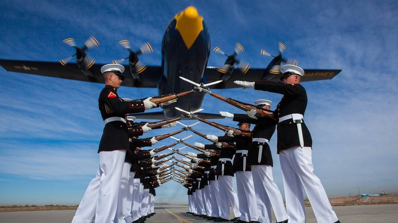 Корпус морской пехоты на взлетно-посадочной полосе.