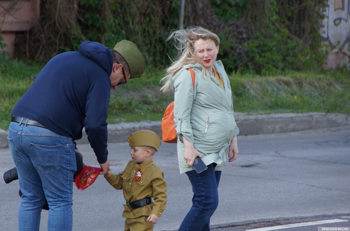 Отец вручает сыну красный флаг. Воронеж, 9 мая 2022 года
