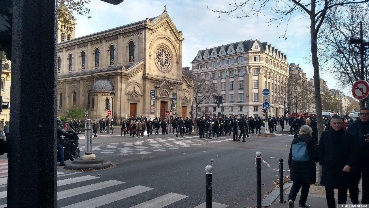 Протесты во Франции. Полиция и протестующие около вокзала Монпарнас. Париж