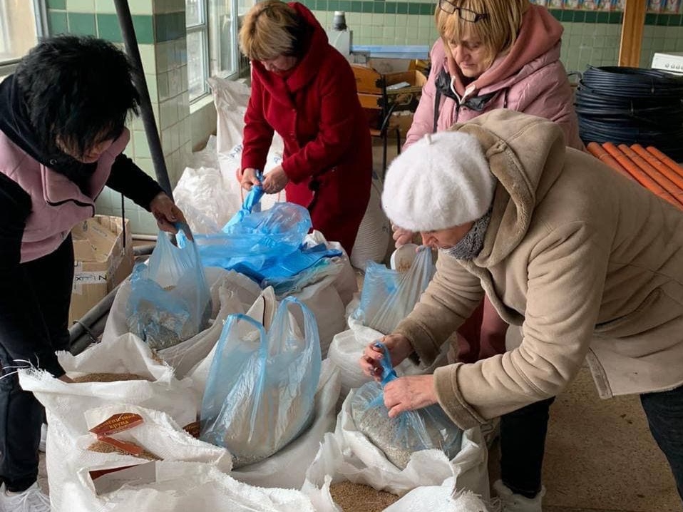 Получение российской гуманитарной помощи мирными жителями Херсонской области