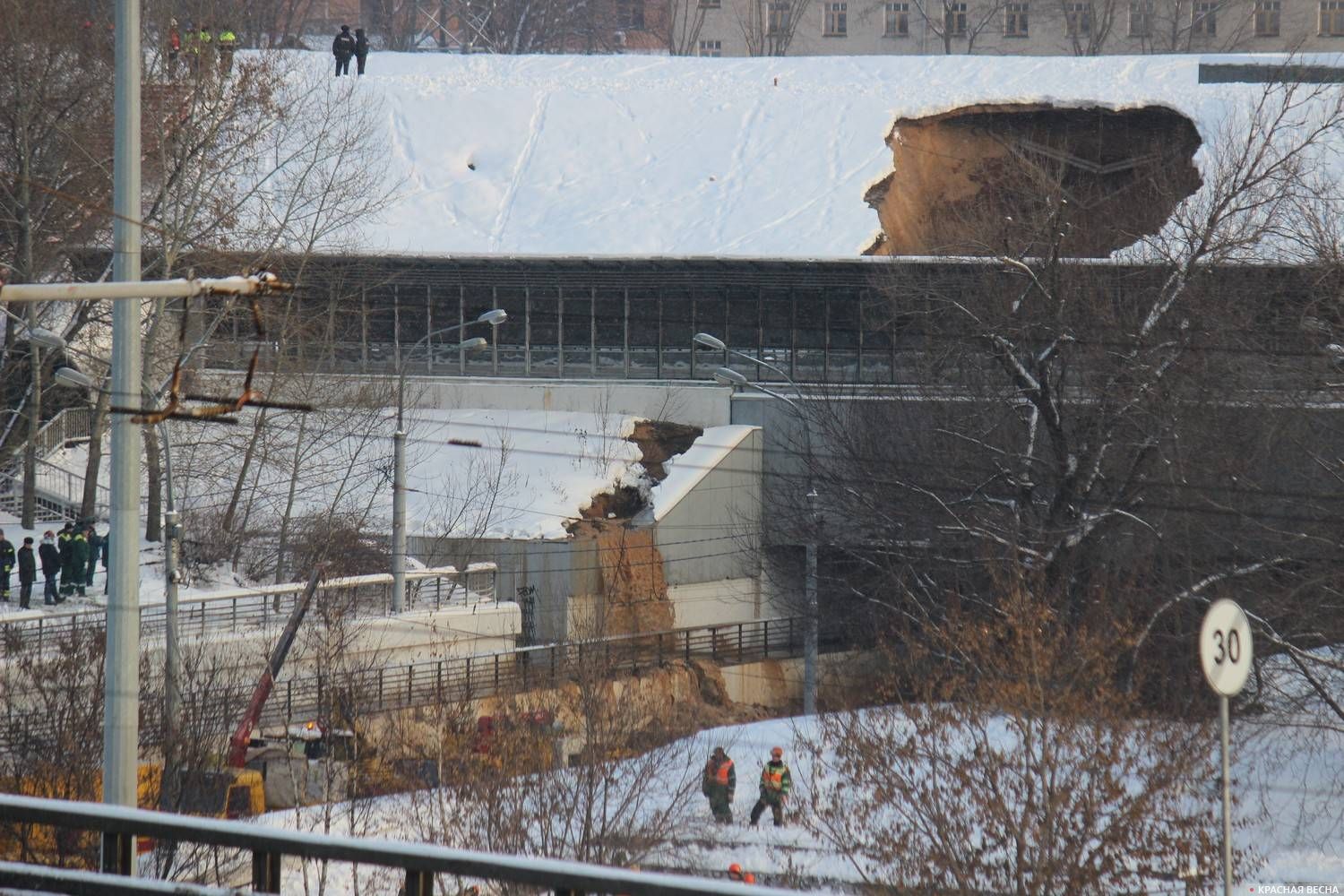 Провал в насыпи.