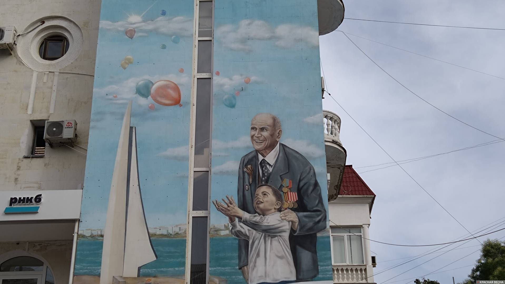 Мурал на фасаде здания в историческом центре Севастополя