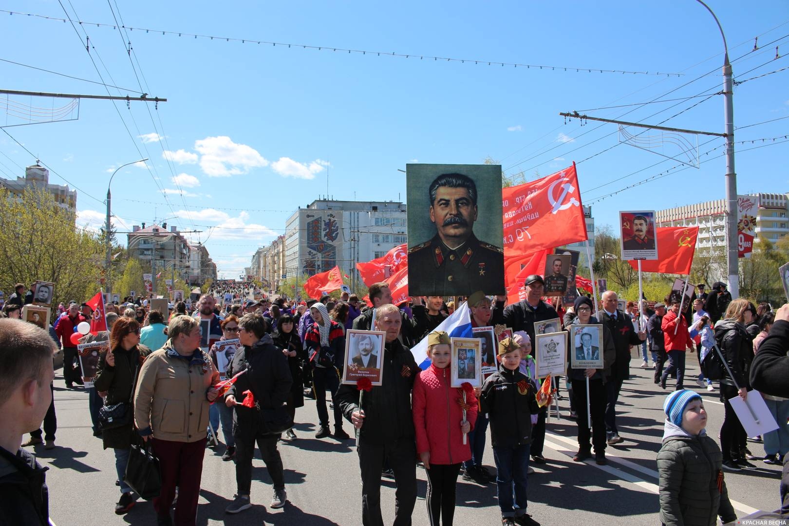 Участники акции «Бессмертный полк» фотографируются с портретом И. В Сталина