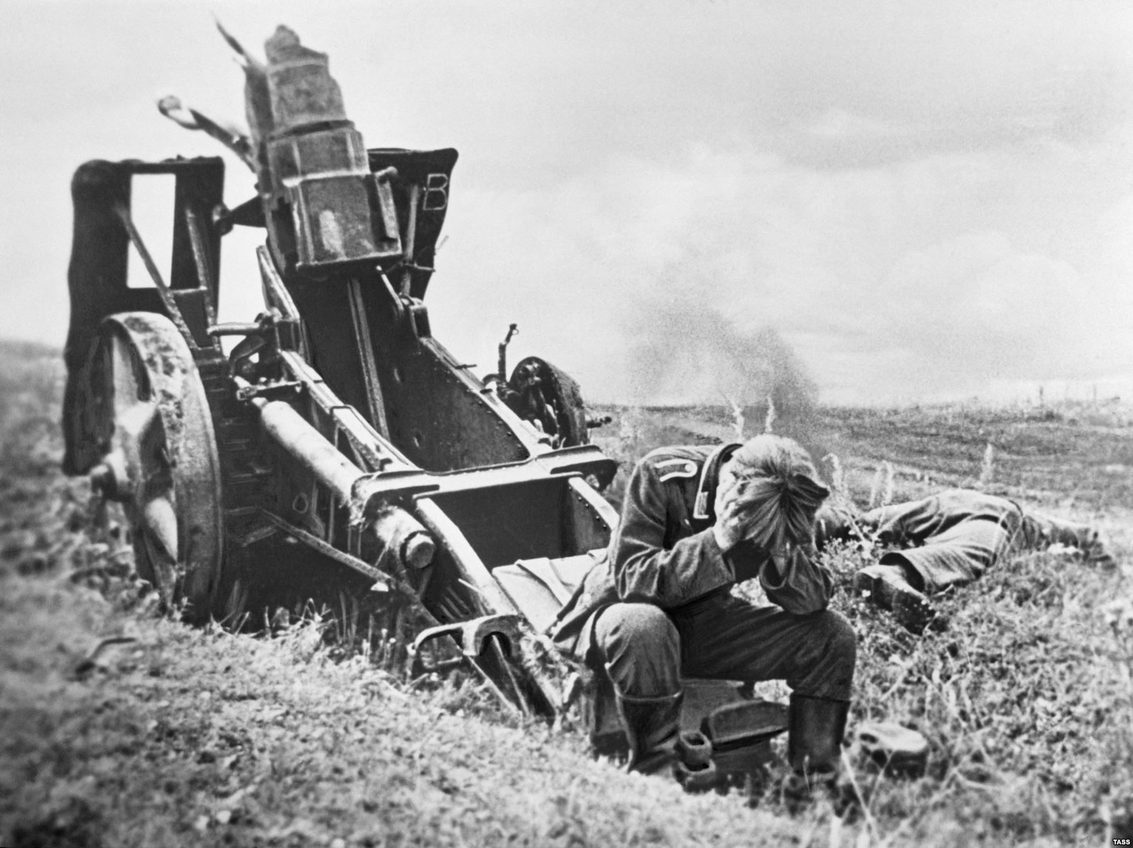 Немецкий солдат на Курской дуге у разбитой пушки. 1943
