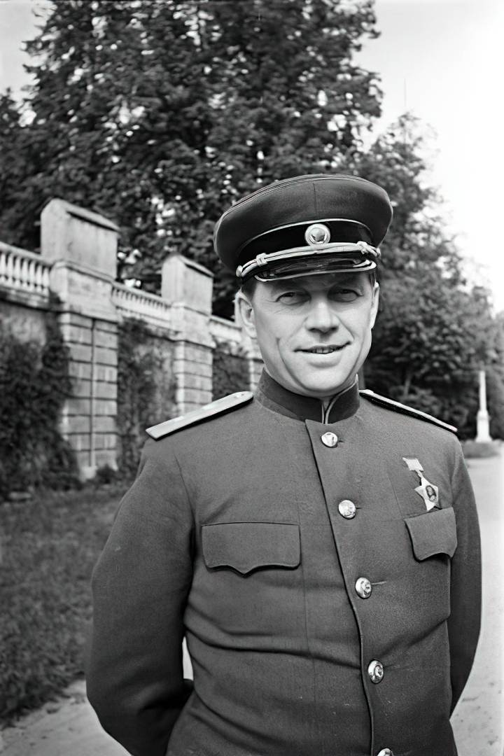 Генерал-полковник Василий Тимофеевич Вольский в Архангельском. 1945
