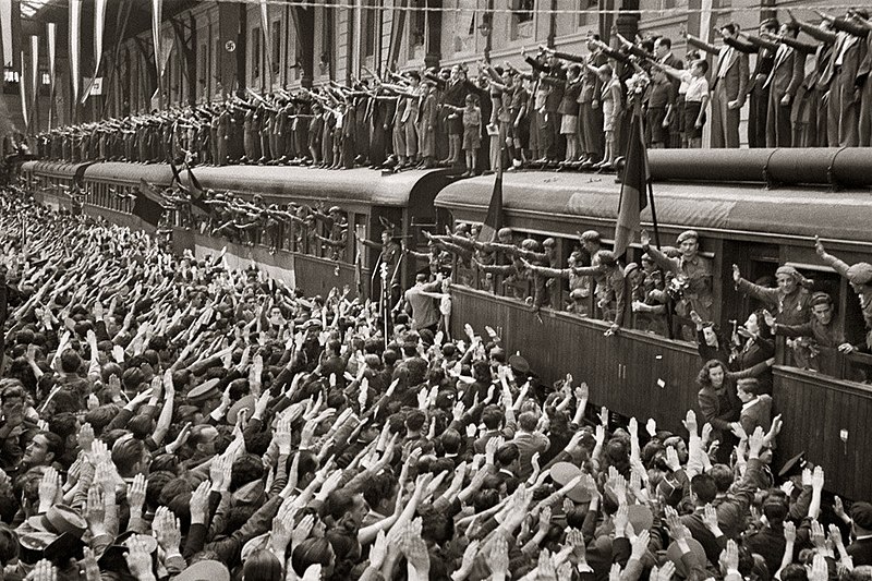 Испанские нацисты из «Голубой дивизии» на вокзале в Мадриде отправляются на войну с СССР. 1941 год
