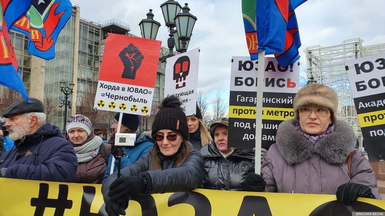 Протестующие против строительства хорды и метро на марше Немцова