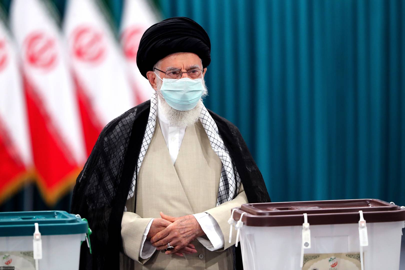 Хаменеи голосует на выборах