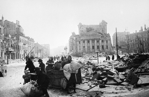 Жители Варшавы на разрушенных улицах города после освобождения. Январь 1945 года