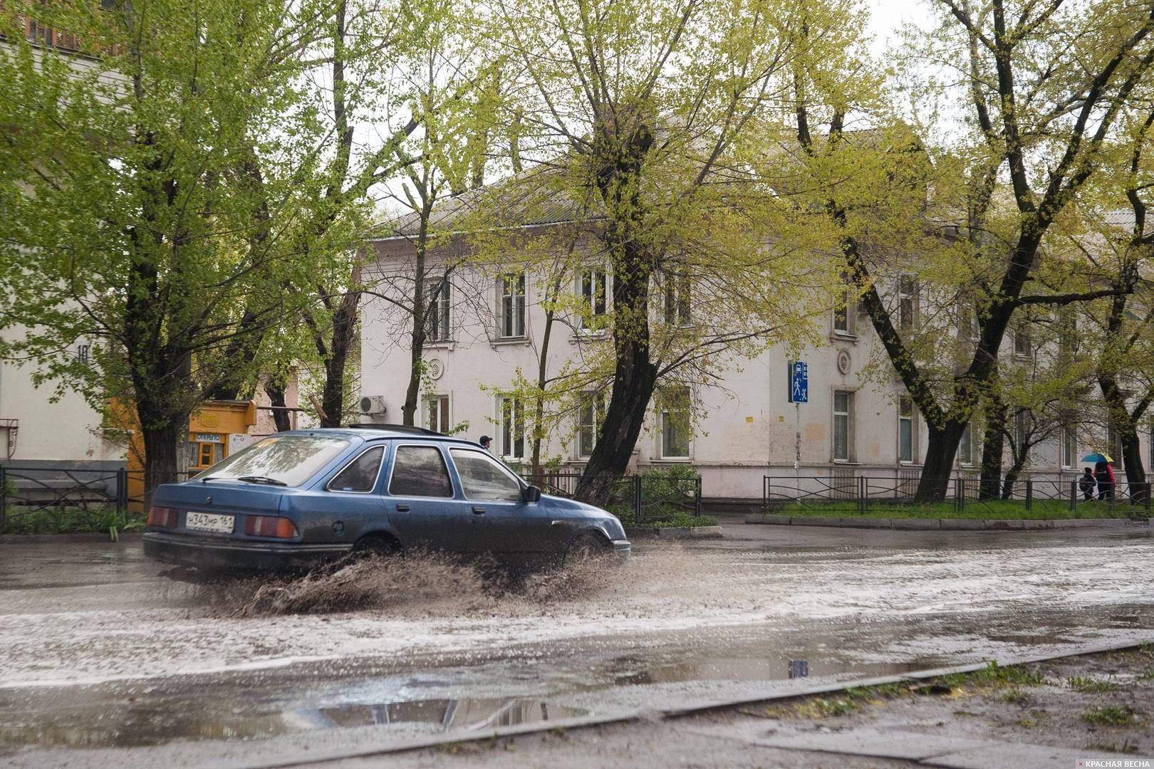 Потоп наводнение на дороге