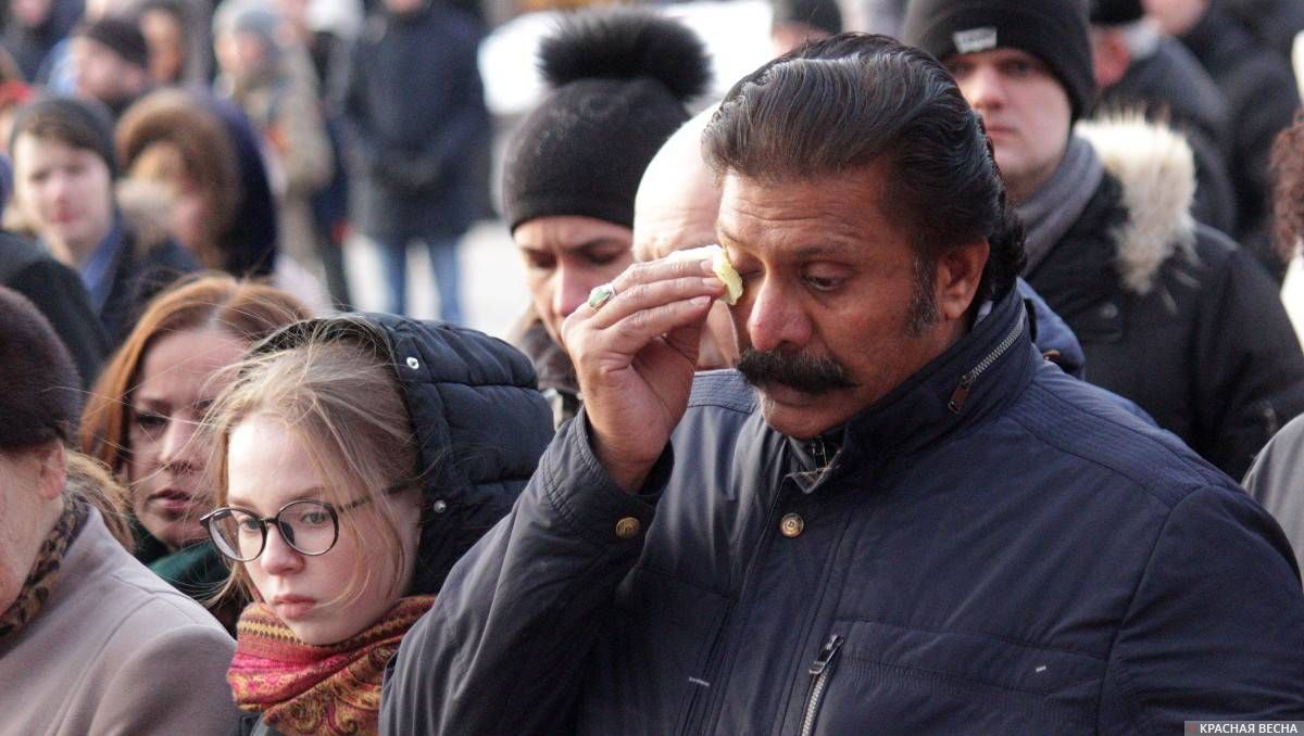 Акция памяти жертв пожара в Кемерово на Манежной площади