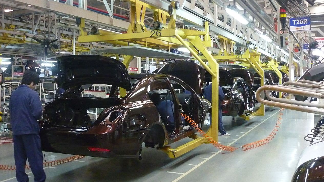 Производство автомобилей на заводе. Китай