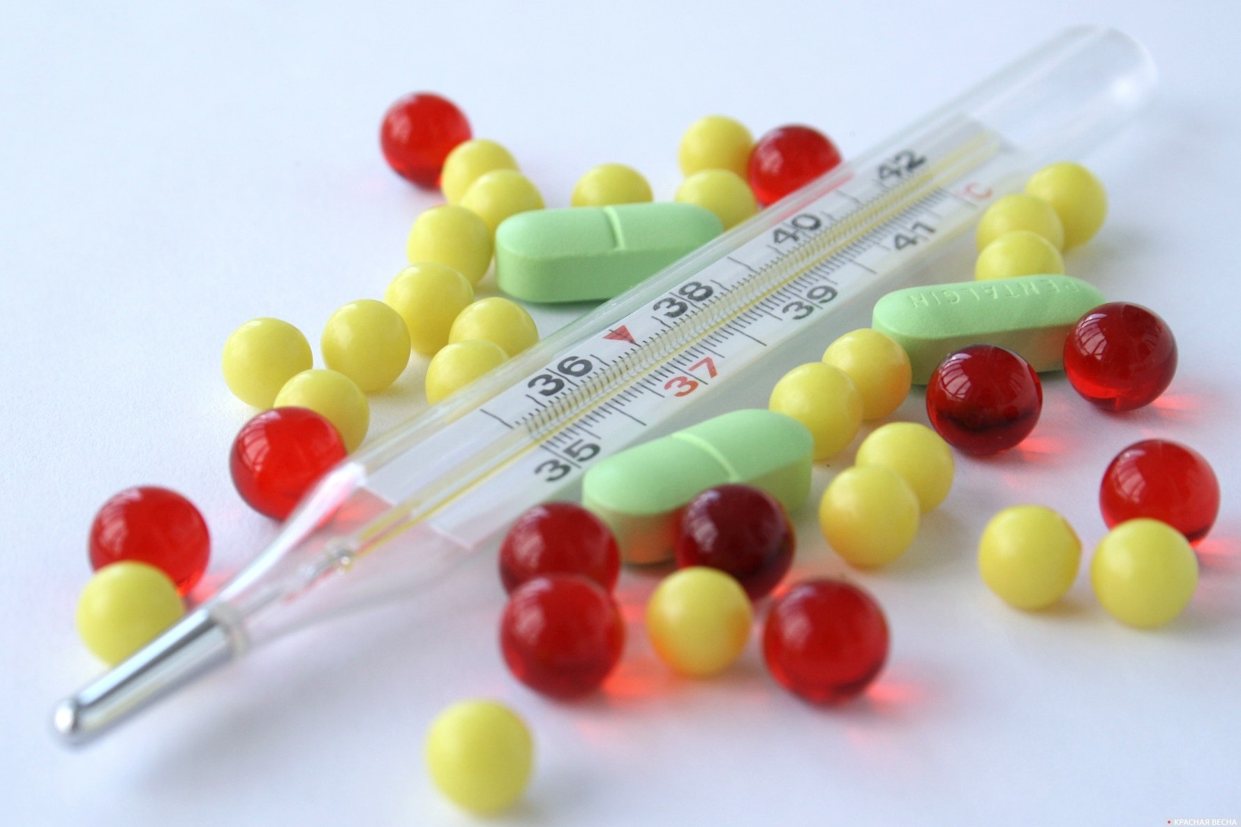 Рассыпанные таблетки и термометр