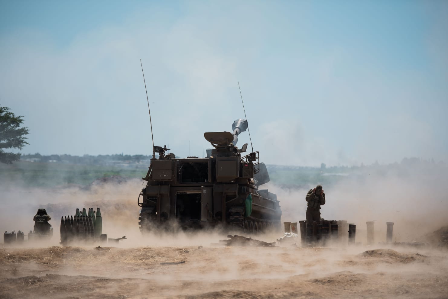 Израильская артиллерия ведет огонь