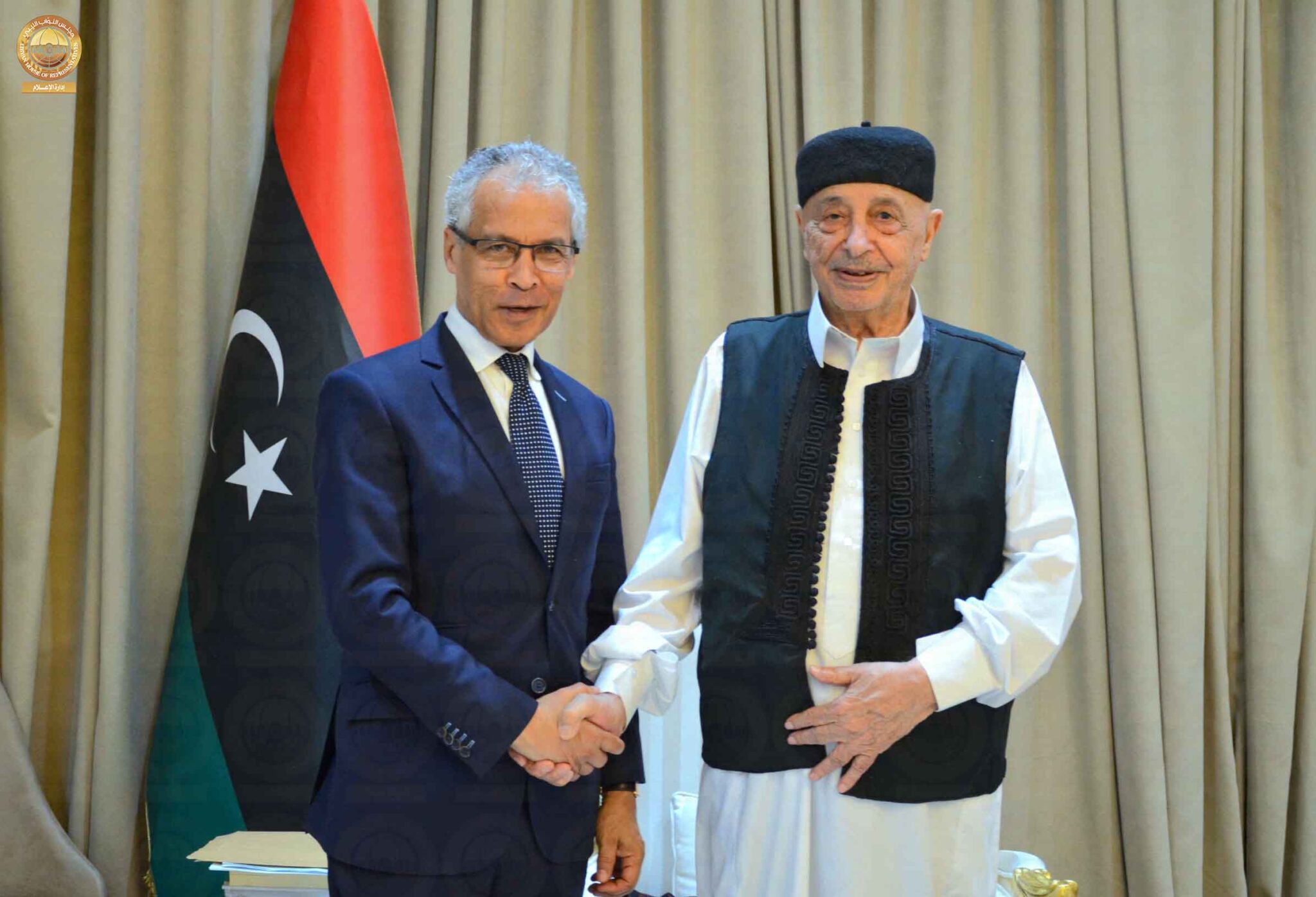 Встреча главы парламента Ливии Агилы Салеха (справа) и посла Франции в Ливии Мустафы Махараджа (слева)