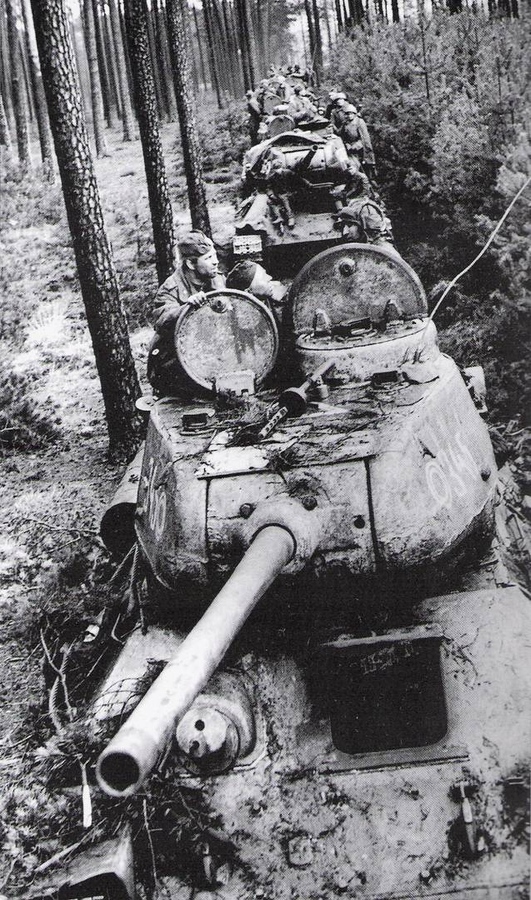 Танковая колонна 3 Гв. ТА, Германия, 1945 год.