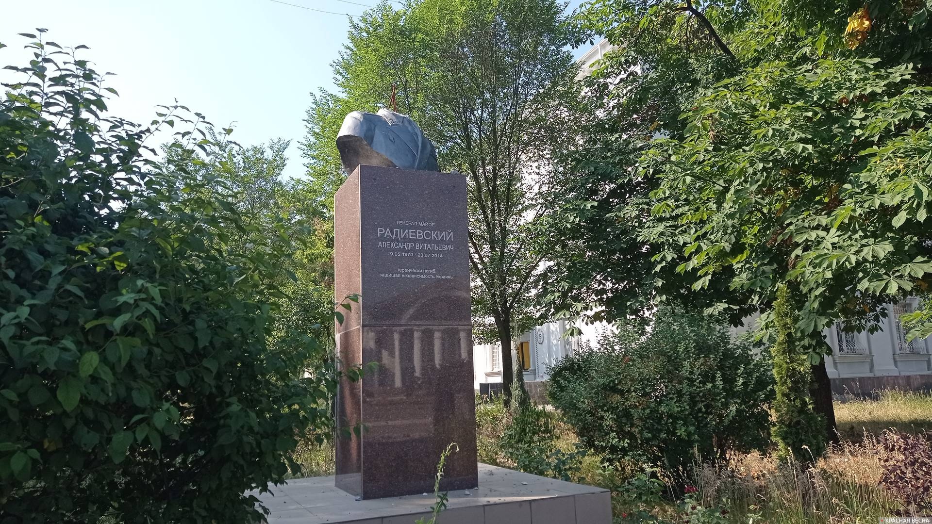 Обезглавленный памятник неонацистскому оккупанту в Северодонецке