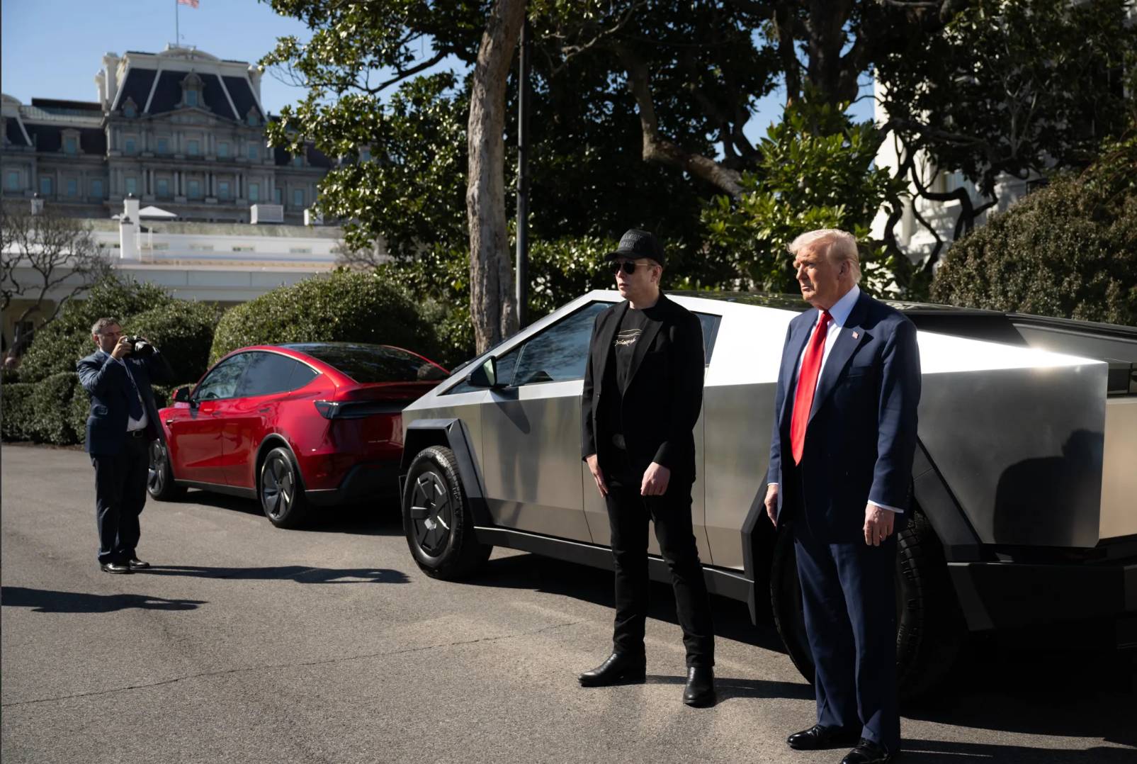 Илон Маск и Дональд Трамп фотографируются на фоне электрокаров Tesla
