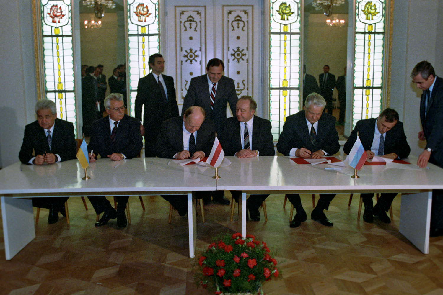 Л.Кравчук (слева второй), С. Шушкевич и Б.Ельцин. Подписание Беловежских соглашений