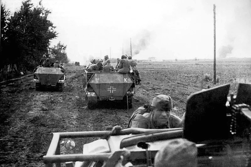 Бронтранспортеры Sd.Kfz.251/1 группы «Клейст» во время наступления на Сталинград