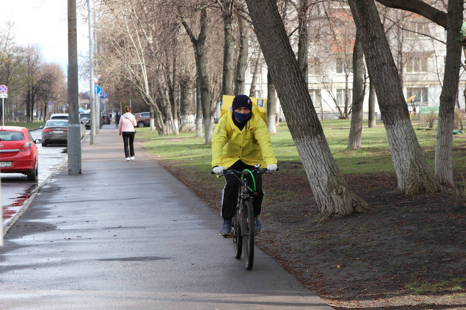 Москва. Курьер на велосипеде