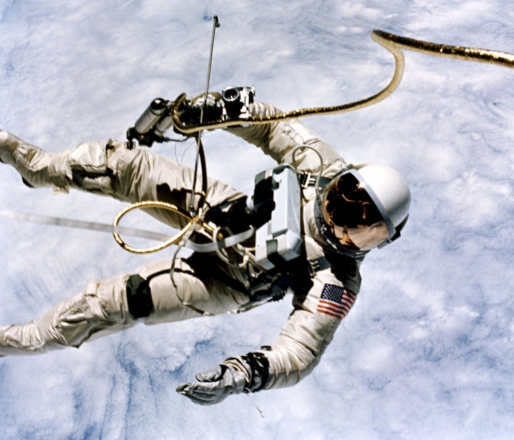 Эд Уайт, первый американский космонавт, вышедший в открытый космос