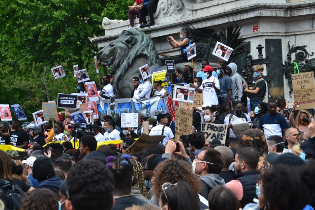 Протесты против расизма и насилия со стороны полиции в Париже