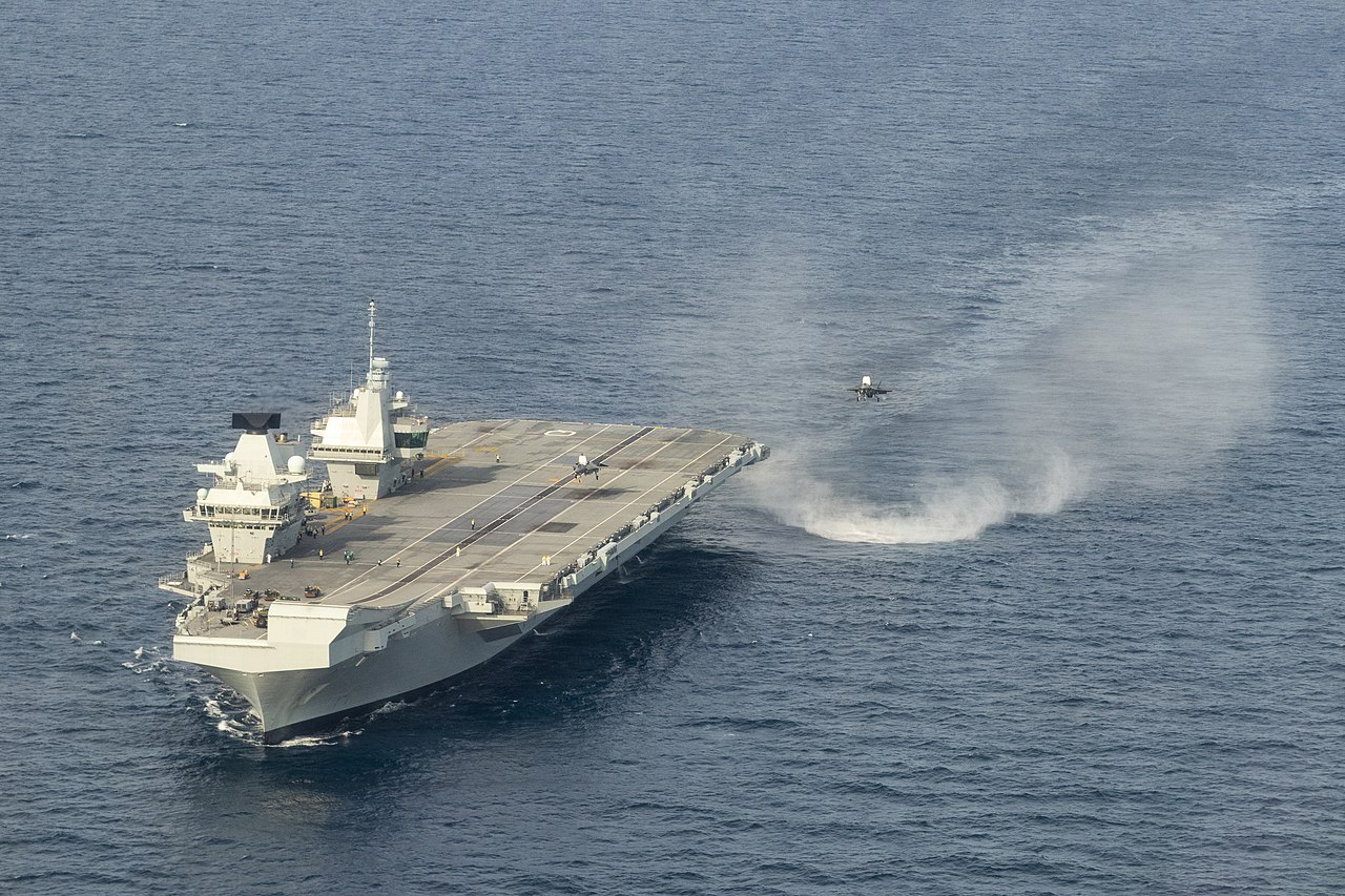 Авианосец HMS Queen Elizabeth